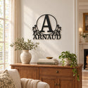 Monogramme personnalisé en métal – design Moderne dans un salon lumineux · Steelmonks