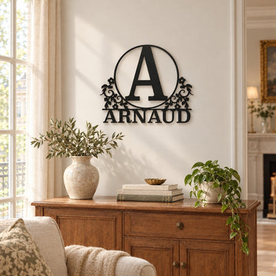 Monogramme personnalisé en métal – design Moderne dans un salon lumineux · Steelmonks