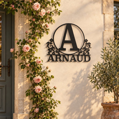 Monogramme personnalisé en métal – design Moderne sur une façade, à côté de la porte d'entrée · Steelmonks