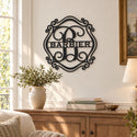 Monogramme personnalisé en métal – design Ovale dans un salon lumineux · Steelmonks