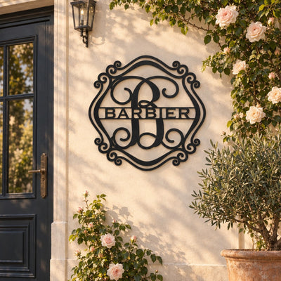 Monogramme personnalisé en métal – design Ovale sur une façade, à côté de la porte d'entrée · Steelmonks