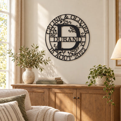Monogramme personnalisé en métal – design Ivy dans un salon lumineux · Steelmonks