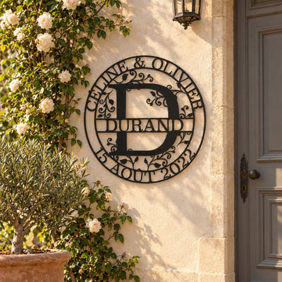 Monogramme personnalisé en métal – design Ivy sur une façade, à côté de la porte d'entrée · Steelmonks
