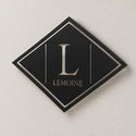 Monogramme personnalisé en métal – design Plaque élégante, détail de la découpe laser · Steelmonks