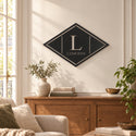 Monogramme personnalisé en métal – design Plaque élégante dans un salon lumineux · Steelmonks