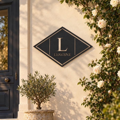 Monogramme personnalisé en métal – design Plaque élégante sur une façade, à côté de la porte d'entrée · Steelmonks
