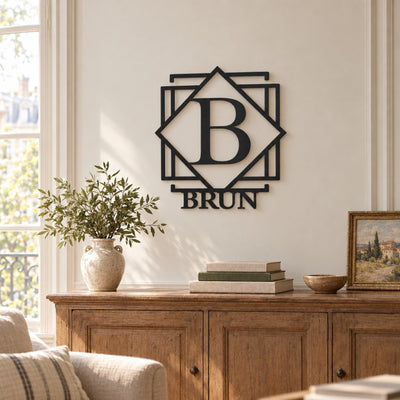 Monogramme personnalisé en métal – design Plaque filigrane dans un salon lumineux · Steelmonks