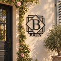Monogramme personnalisé en métal – design Plaque filigrane sur une façade, à côté de la porte d'entrée · Steelmonks