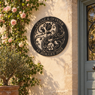 Monogramme personnalisé en métal pour le jardin – design Rose sur une façade, à côté de la porte d'entrée · Steelmonks