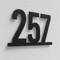 Numéro de maison personnalisé, détail de la découpe laser et du décalage du mur · Steelmonks