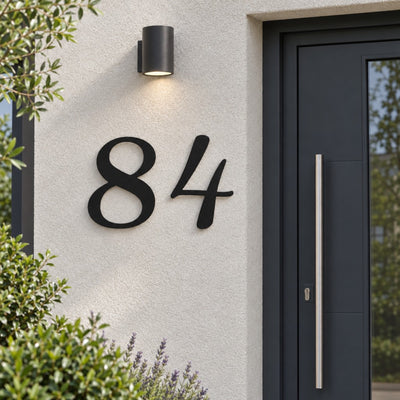 Numéro de maison personnalisé – design Courbé, acier découpé au laser, à côté de la porte d'entrée · Steelmonks