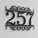 Numéro de maison personnalisé – design Décoré, détail de la découpe laser et du décalage du mur · Steelmonks