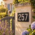 Numéro de maison personnalisé – design Moderne sur un pilier de portail en pierre · Steelmonks
