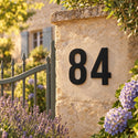 Numéro de maison personnalisé – design Osé sur un pilier de portail en pierre · Steelmonks