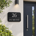 Plaque numéro et nom personnalisée – design Ligne, acier découpé au laser, à côté de la porte d'entrée · Steelmonks