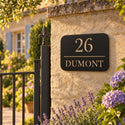 Plaque numéro et nom personnalisée – design Ligne sur un pilier de portail en pierre · Steelmonks