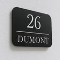 Plaque numéro et nom personnalisée – design Ligne, détail de la découpe laser et du décalage du mur · Steelmonks