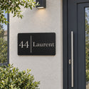 Plaque numéro et nom personnalisée – design Moderne, acier découpé au laser, à côté de la porte d'entrée · Steelmonks