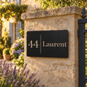 Plaque numéro et nom personnalisée – design Moderne sur un pilier de portail en pierre · Steelmonks