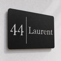 Plaque numéro et nom personnalisée – design Moderne, détail de la découpe laser et du décalage du mur · Steelmonks