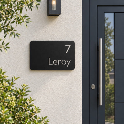 Plaque numéro et nom personnalisée – design Moderne, acier découpé au laser, à côté de la porte d'entrée · Steelmonks