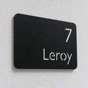 Plaque numéro et nom personnalisée – design Moderne, détail de la découpe laser et du décalage du mur · Steelmonks