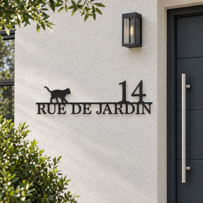 Plaque de rue personnalisée – design Chat, acier découpé au laser, à côté de la porte d'entrée · Steelmonks