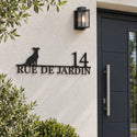 Plaque de rue personnalisée – design Chien, acier découpé au laser, à côté de la porte d'entrée · Steelmonks