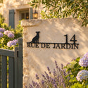 Plaque de rue personnalisée – design Chien sur un mur de jardin en pierre · Steelmonks