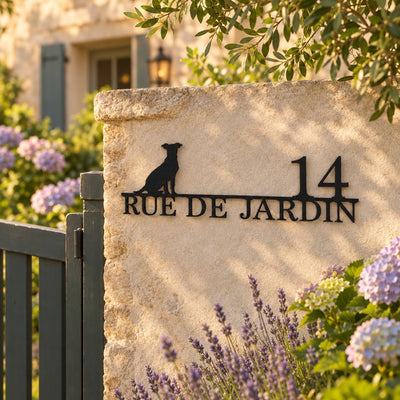 Plaque de rue personnalisée – design Chien sur un mur de jardin en pierre · Steelmonks