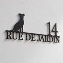 Plaque de rue personnalisée – design Chien, détail de la découpe laser et du décalage du mur · Steelmonks