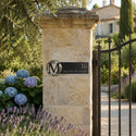 Plaque de rue avec monogramme personnalisée sur un pilier de portail en pierre · Steelmonks