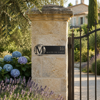 Plaque de rue avec monogramme personnalisée sur un pilier de portail en pierre · Steelmonks