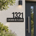 Plaque de rue avec numéro personnalisée, acier découpé au laser, à côté de la porte d'entrée · Steelmonks