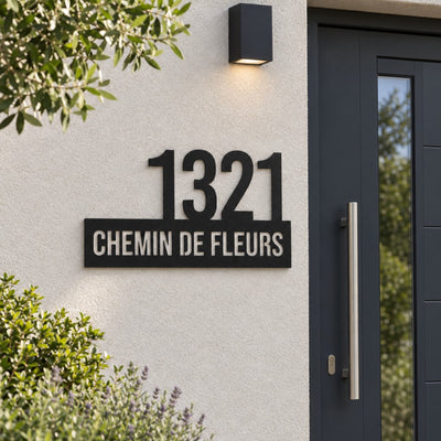 Plaque de rue avec numéro personnalisée, acier découpé au laser, à côté de la porte d'entrée · Steelmonks