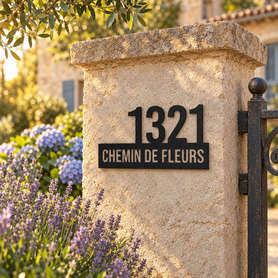 Plaque de rue avec numéro personnalisée sur un pilier de portail en pierre · Steelmonks