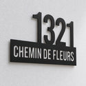 Plaque de rue avec numéro personnalisée, détail de la découpe laser et du décalage du mur · Steelmonks