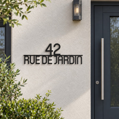 Plaque de rue personnalisée – design Centrée arrondie, acier découpé au laser, à côté de la porte d'entrée · Steelmonks