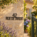 Plaque de rue personnalisée – design Centrée arrondie sur un mur de jardin en pierre · Steelmonks