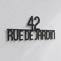 Plaque de rue personnalisée – design Centrée arrondie, détail de la découpe laser et du décalage du mur · Steelmonks