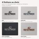 Plaque de rue personnalisée – design Centrée arrondie, 4 finitions : noir, anthracite, inox, Corten · Steelmonks
