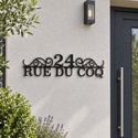 Plaque de rue personnalisée – design Classique, acier découpé au laser, à côté de la porte d'entrée · Steelmonks