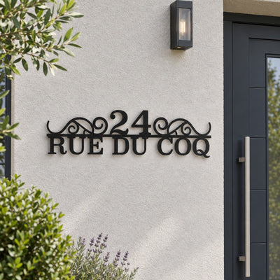 Plaque de rue personnalisée – design Classique, acier découpé au laser, à côté de la porte d'entrée · Steelmonks