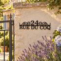 Plaque de rue personnalisée – design Classique sur un mur de jardin en pierre · Steelmonks