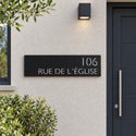 Plaque de rue personnalisée – design Moderne, acier découpé au laser, à côté de la porte d'entrée · Steelmonks