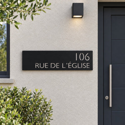 Plaque de rue personnalisée – design Moderne, acier découpé au laser, à côté de la porte d'entrée · Steelmonks