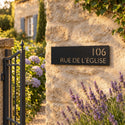 Plaque de rue personnalisée – design Moderne sur un mur de jardin en pierre · Steelmonks