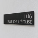 Plaque de rue personnalisée – design Moderne, détail de la découpe laser et du décalage du mur · Steelmonks
