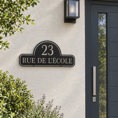 Plaque de rue personnalisée – design Rétro vintage, acier découpé au laser, à côté de la porte d'entrée · Steelmonks