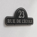 Plaque de rue personnalisée – design Rétro vintage, détail de la découpe laser et du décalage du mur · Steelmonks
